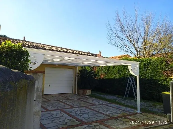 Carport métallique sur mesure de 30m² avec toit polycarbonate Carport 30m² - Structure métallique fabriquée à Corneilla-del-Vercol