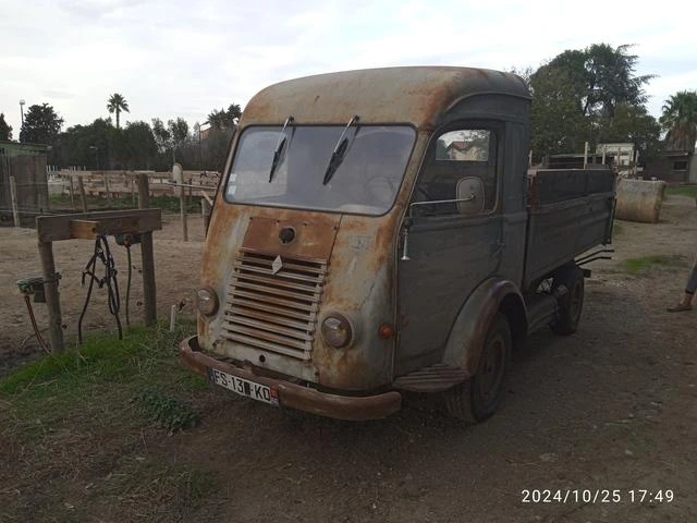 Réparation d’un pick-up Renault Goélette en métal Restauration pick-up Renault Goélette - Travail de carrosserie et structure